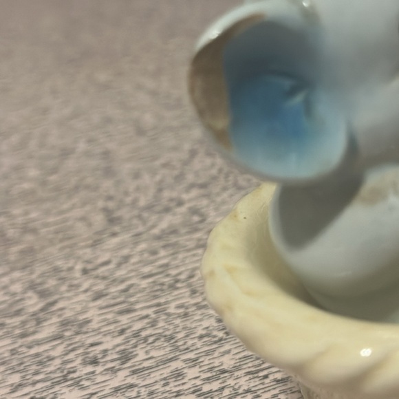 Vintage Elephant Salt and Pepper in a‎ basket - Picture 3 of 8